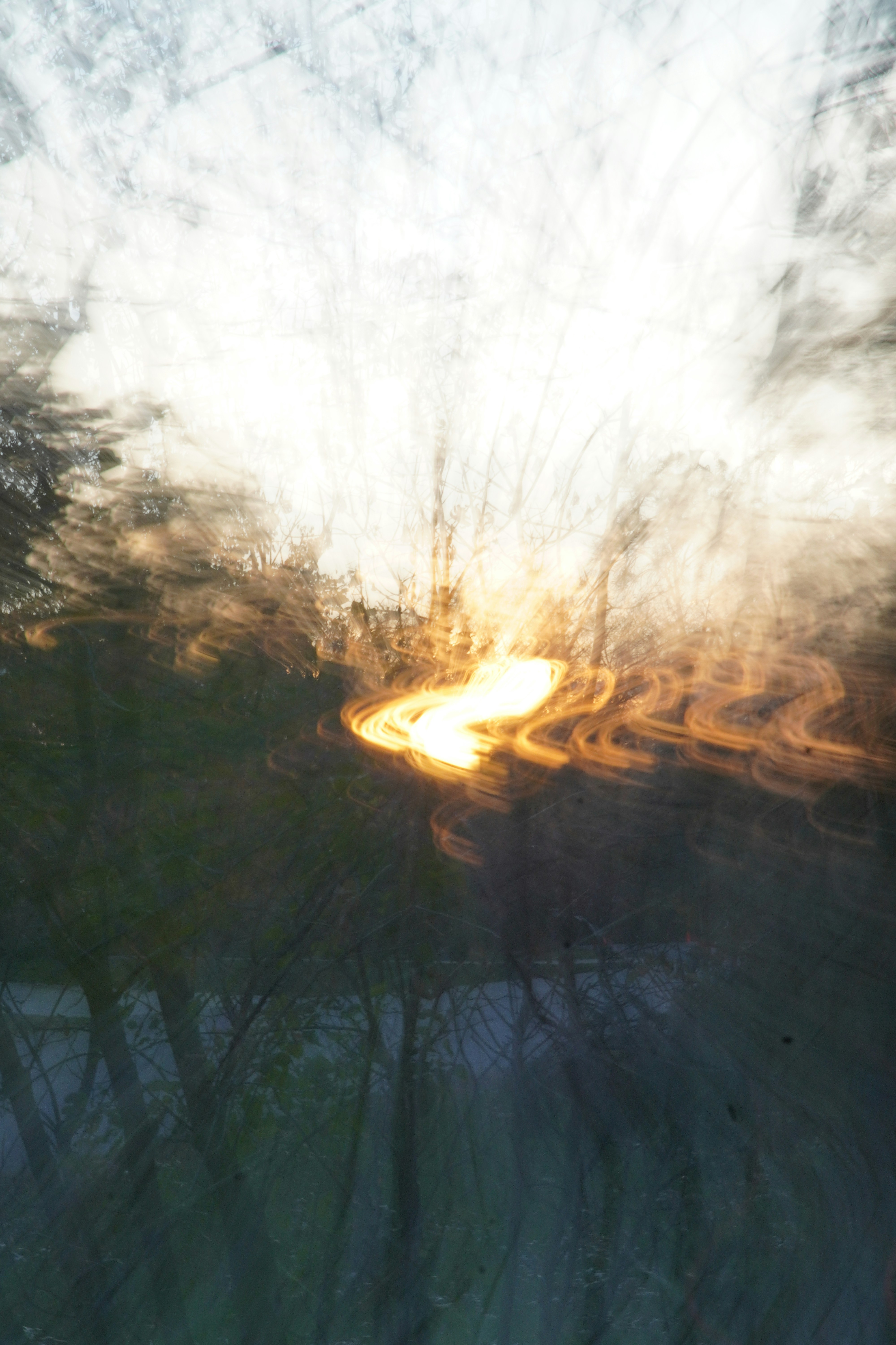 une photo floue d’un soleil se couchant dans le ciel