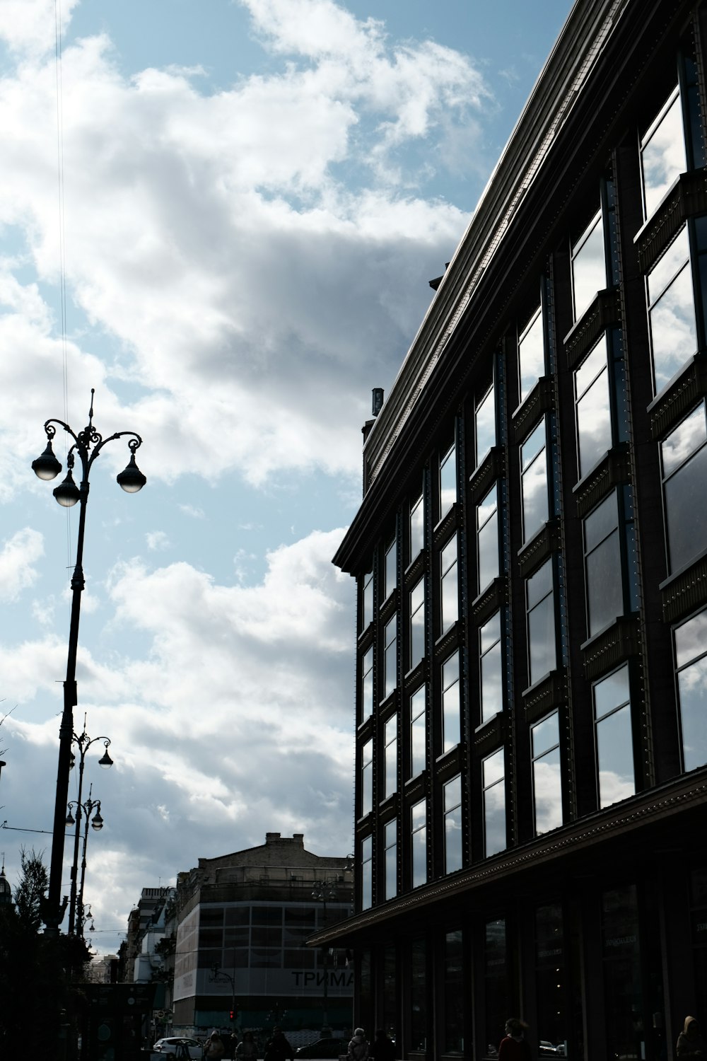 a street light next to a tall building