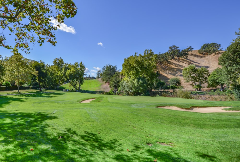 uma vista de um campo de golfe à distância