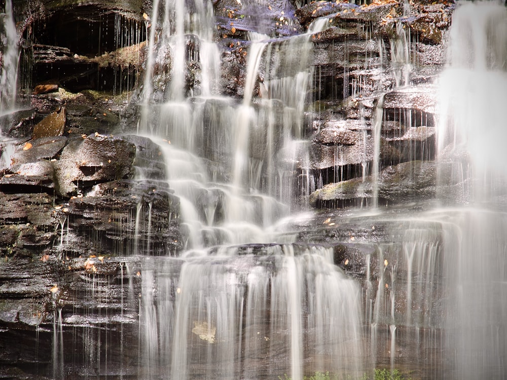 ein Wasserfall mit viel Wasser, das in Kaskaden hinabstürzt