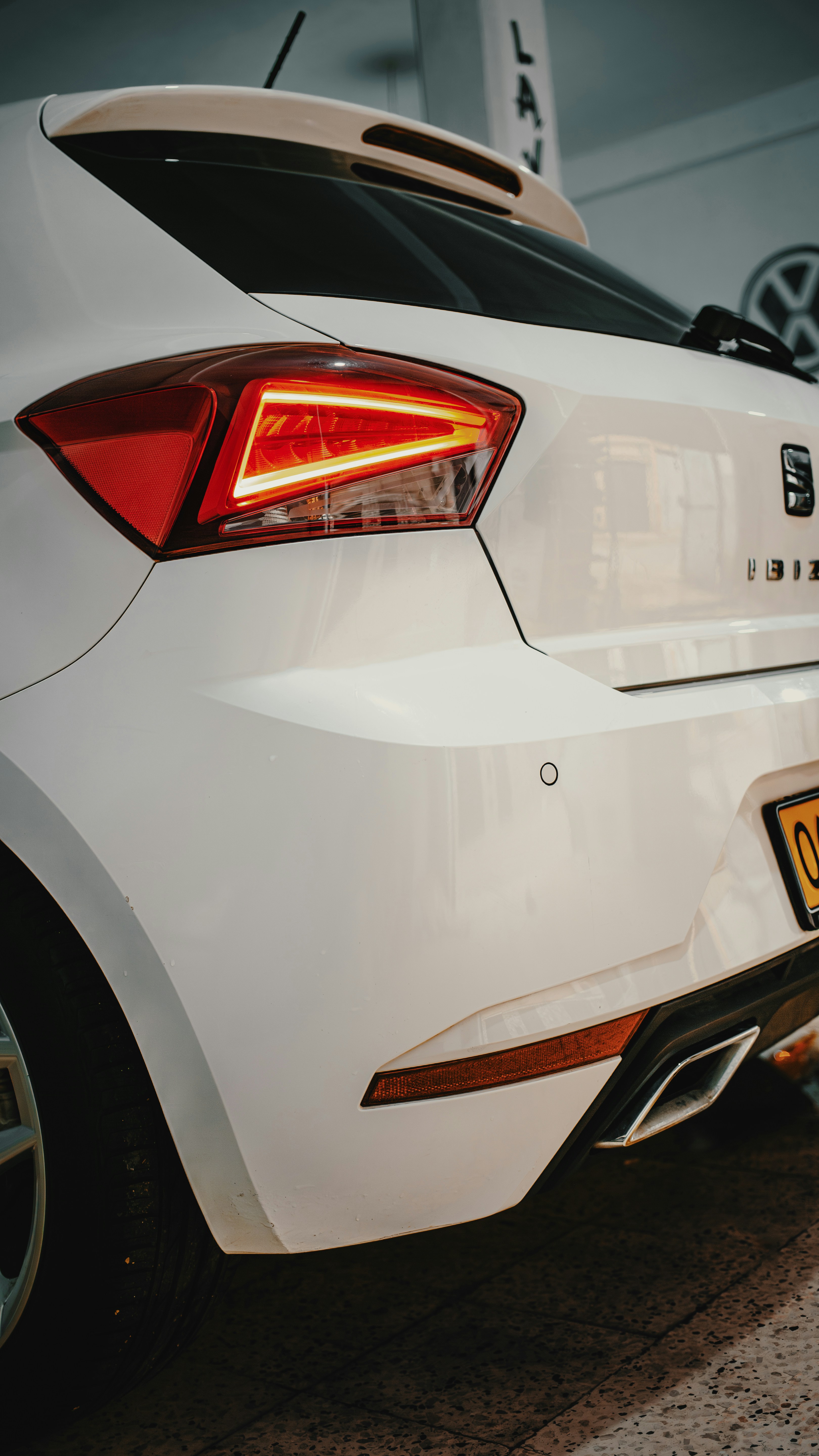 Un coche blanco aparcado en un aparcamiento