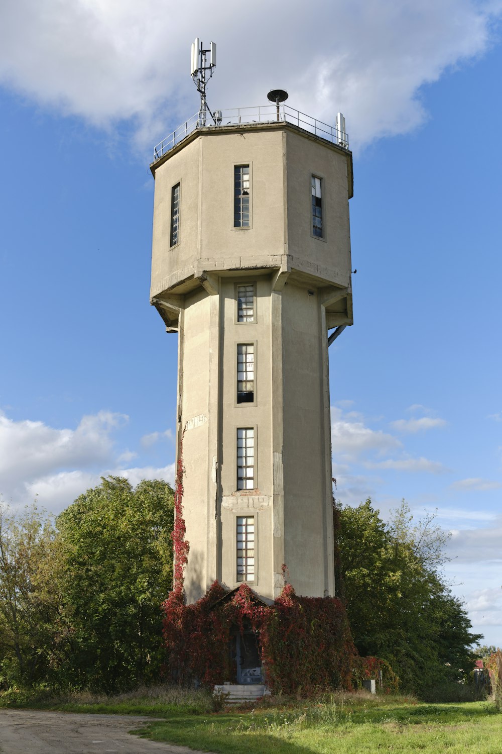 un'alta torre con una banderuola in cima