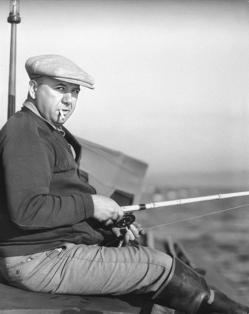uma foto em preto e branco de um homem pescando