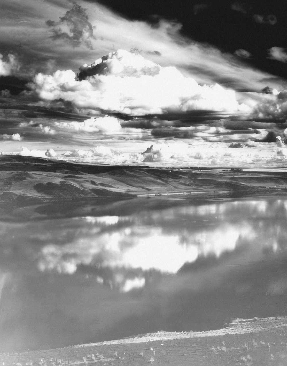 Una foto en blanco y negro de nubes y agua