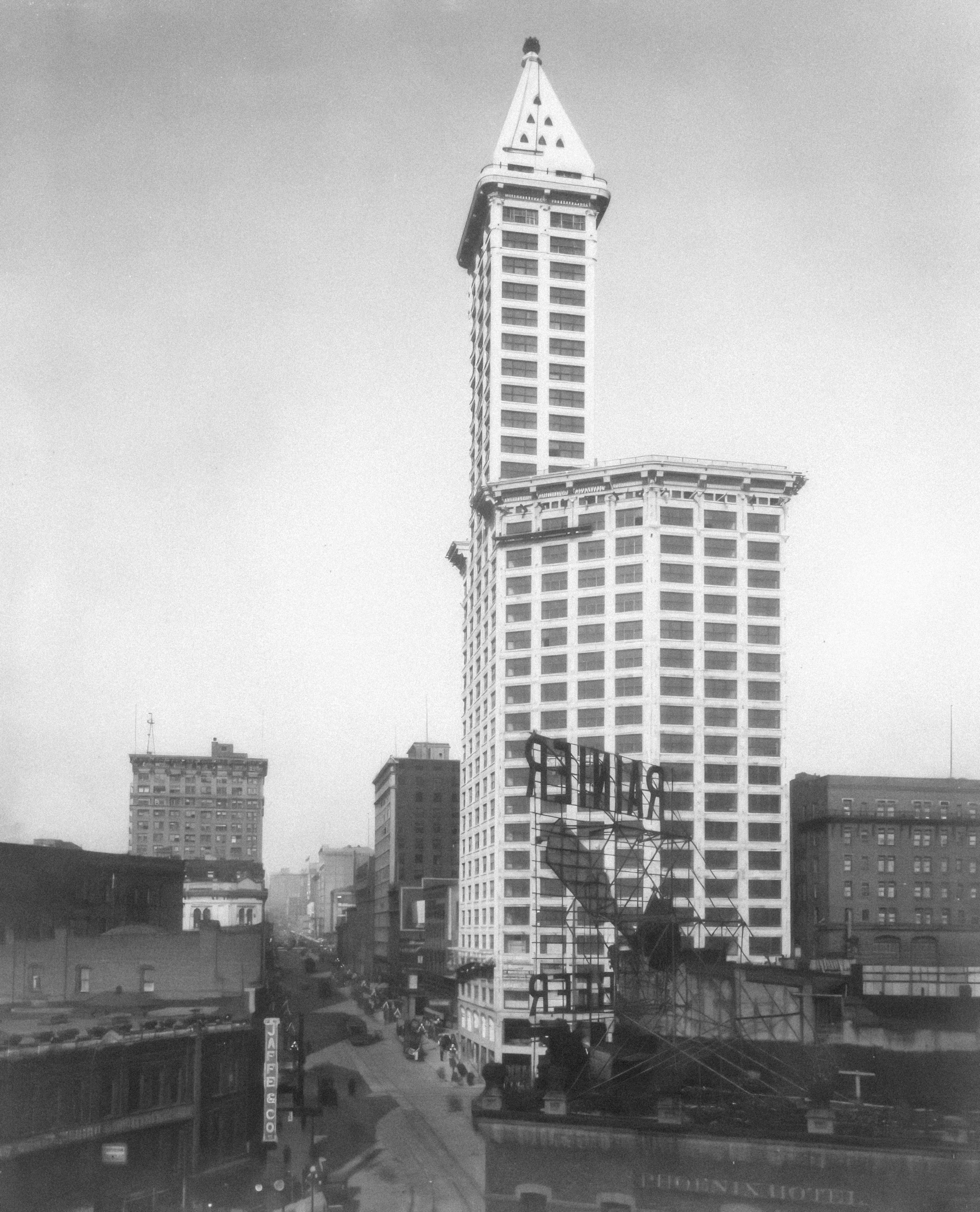 a very tall building in the middle of a city