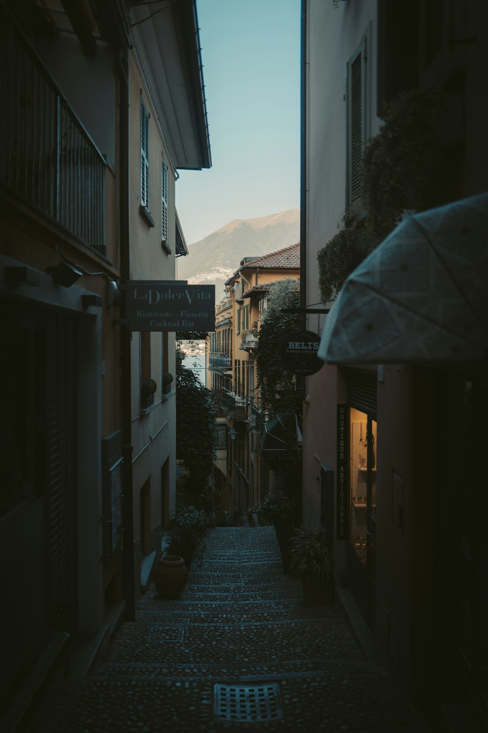 a narrow alleyway with a few buildings on either side