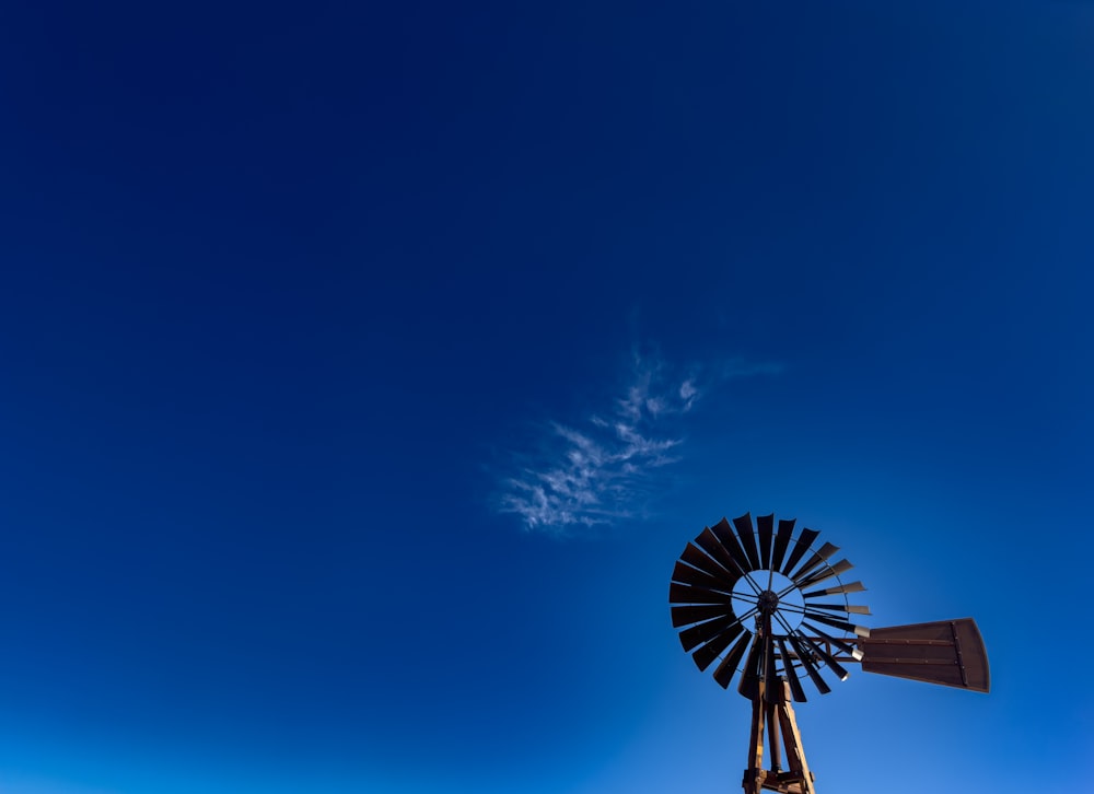 un moulin à vent avec un ciel bleu en arrière-plan