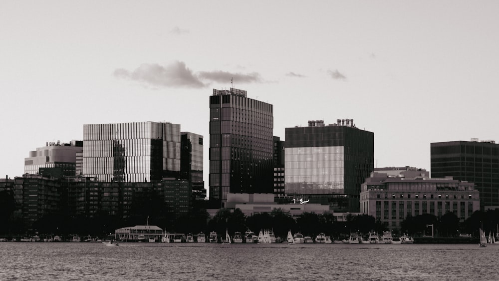 Una foto en blanco y negro del horizonte de una ciudad
