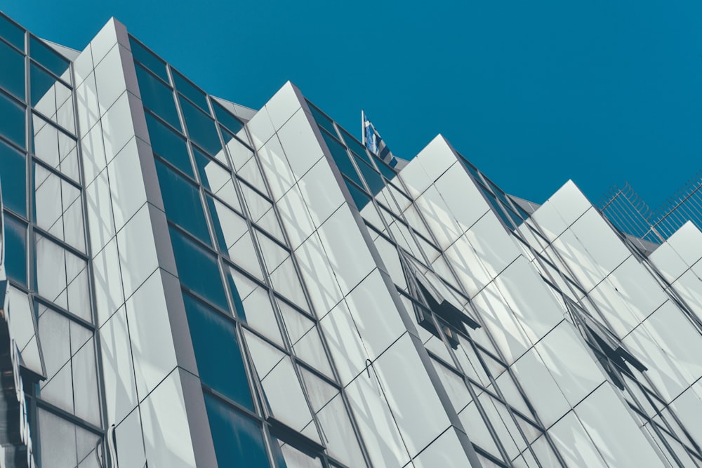 a tall building with many windows and a blue sky in the background