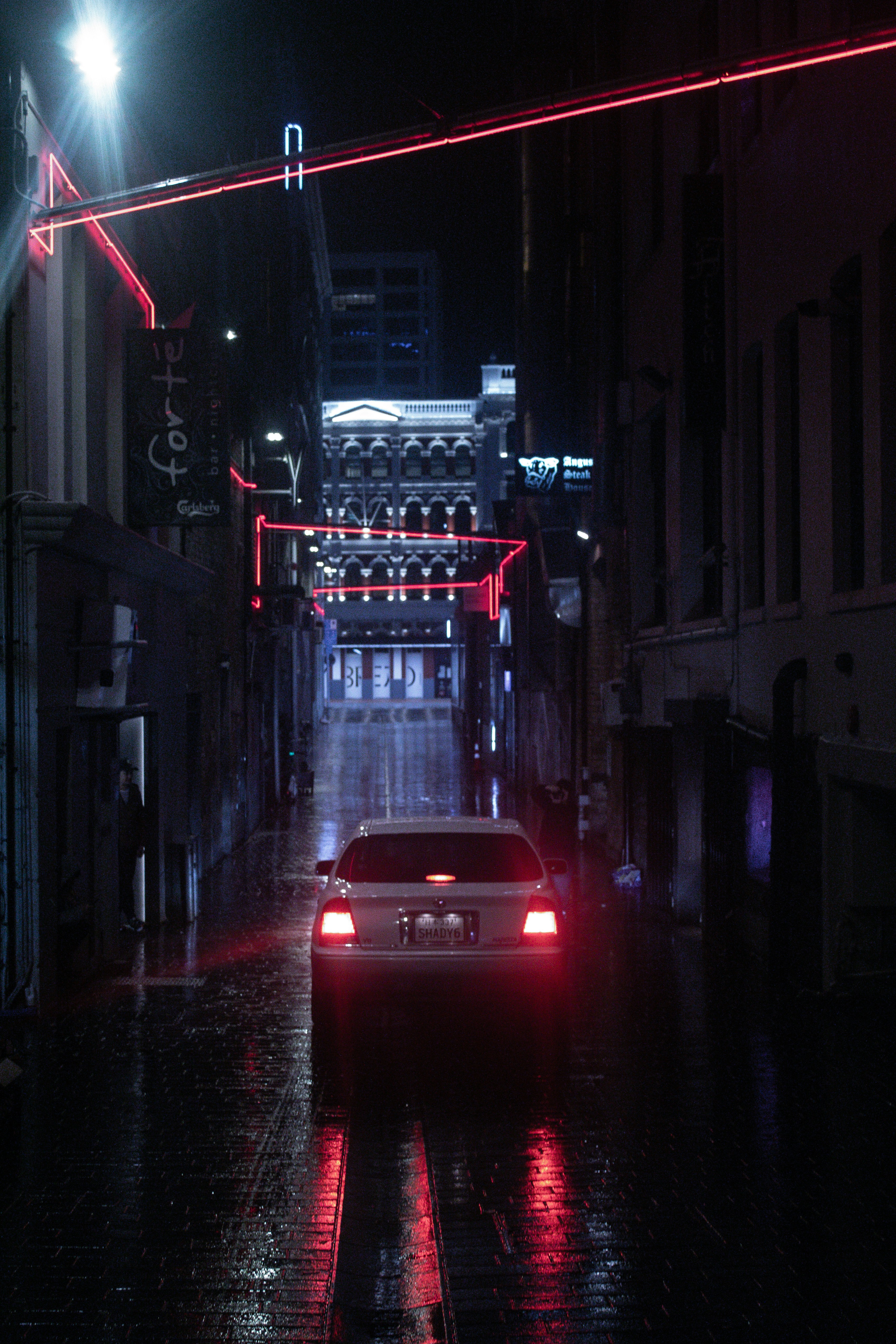 une voiture roulant dans une rue la nuit