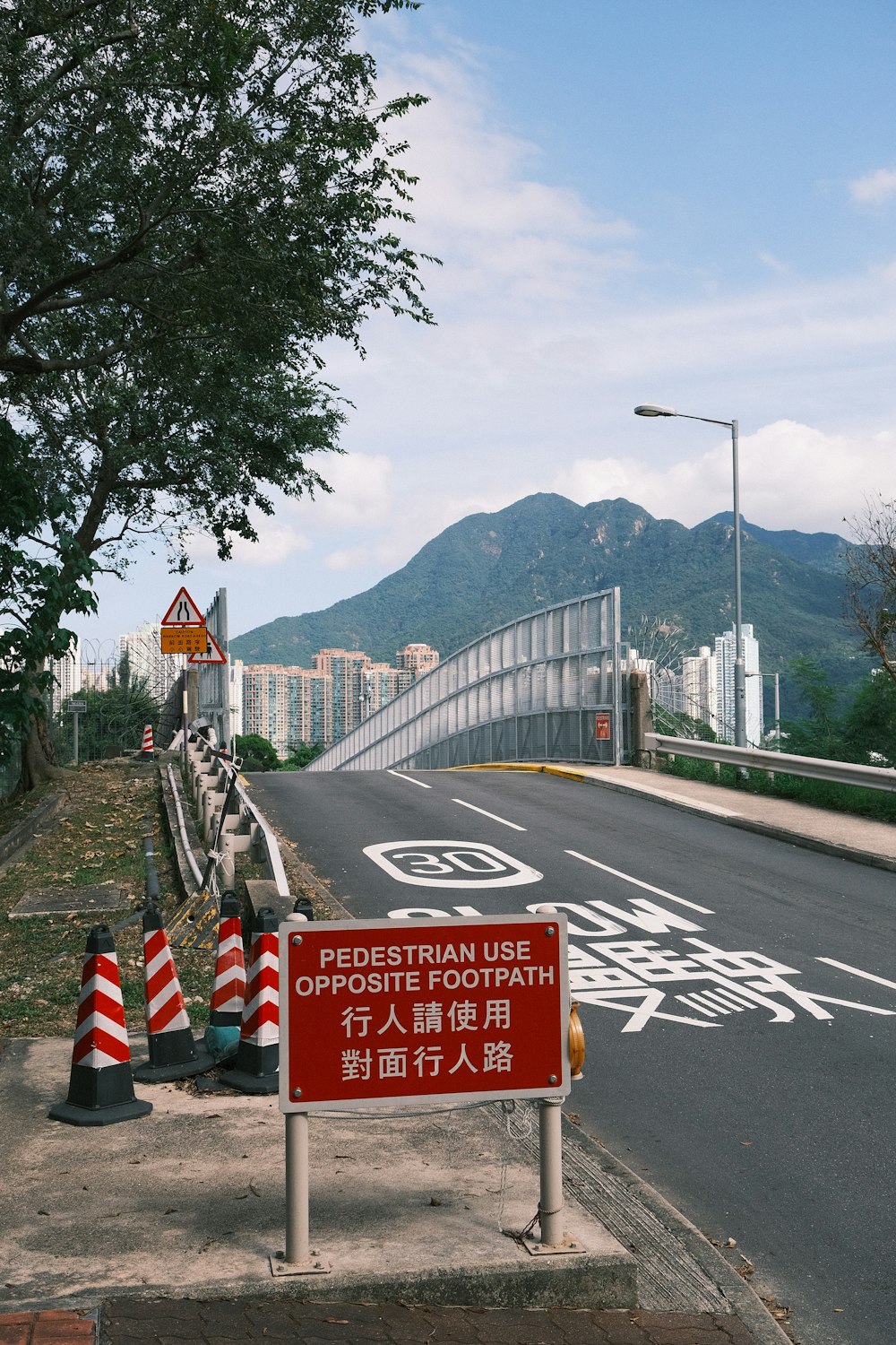 eine Straße mit einem Schild mit der Aufschrift "Foreign Use" gegenüber dem Fußweg