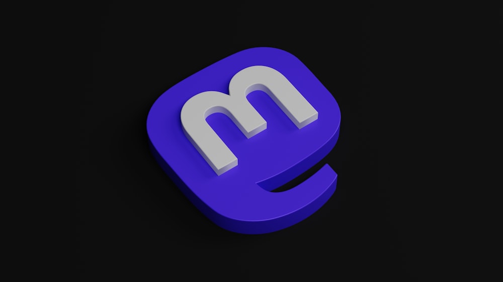 Un logotipo M azul y blanco sobre un fondo negro