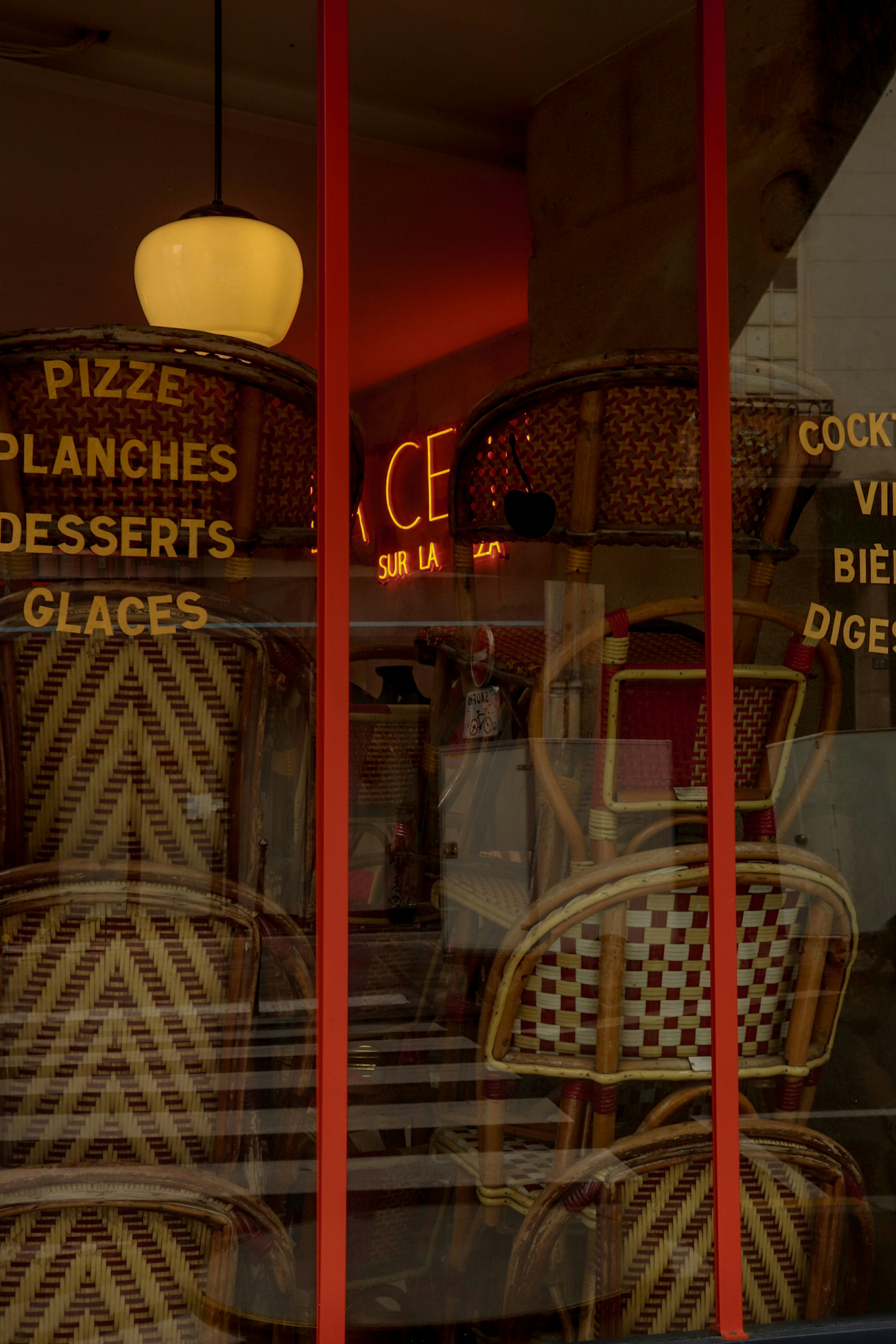 une vitrine de magasin avec des chaises à l’intérieur