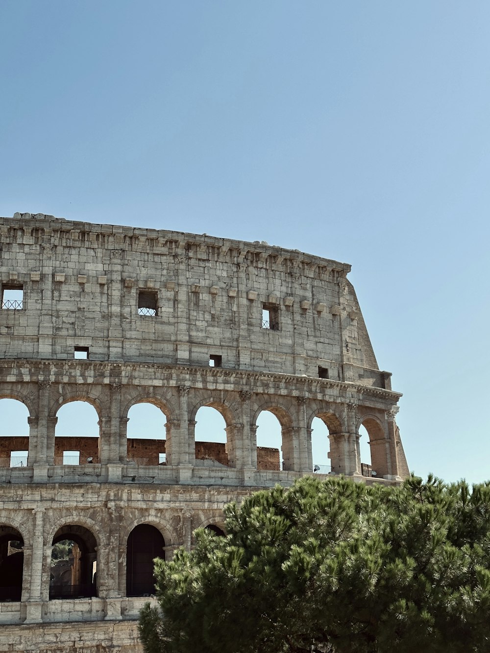 un grande edificio in pietra con un orologio su un lato