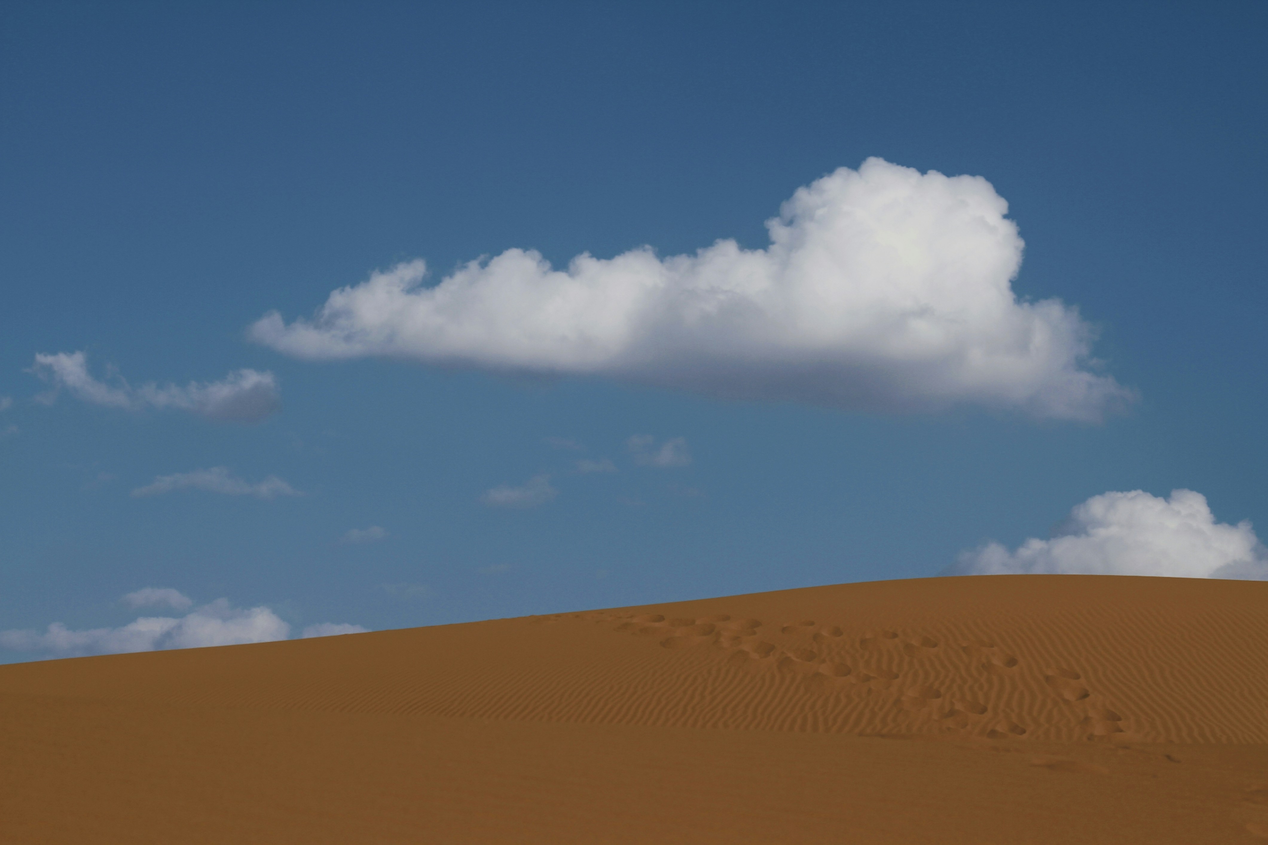 Una sola nube está en el cielo sobre una duna de arena foto – Imagen de  Textura gratuita en Unsplash