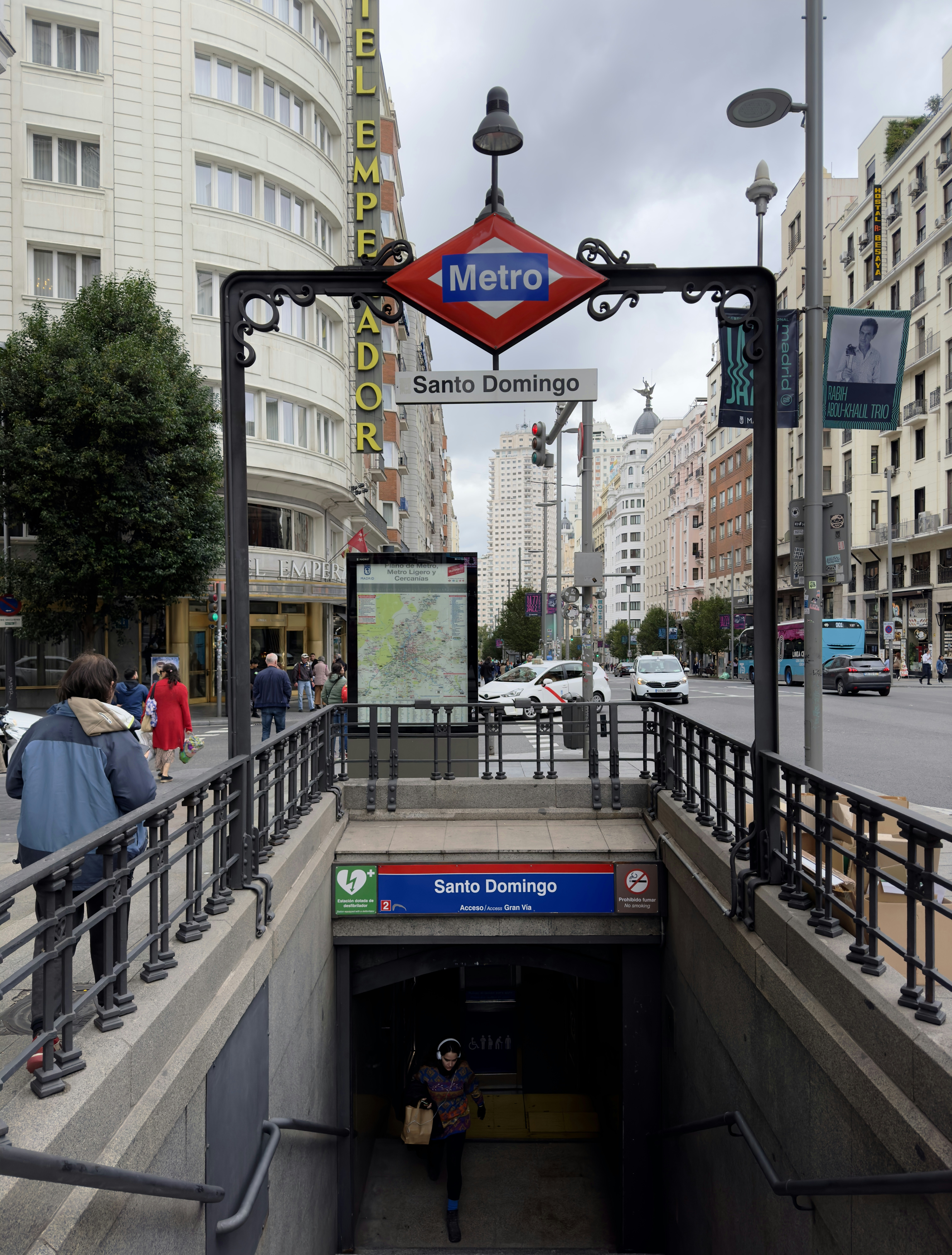 What is the cheapest way to get from Barajas Airport to central Madrid?