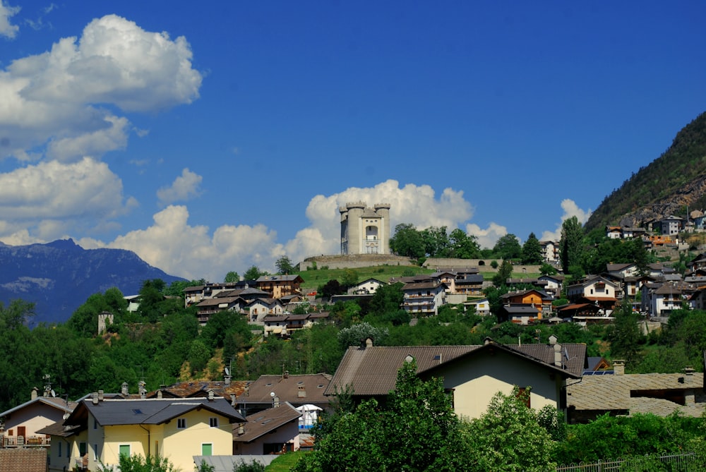 Un pequeño pueblo en una colina con una torre del reloj
