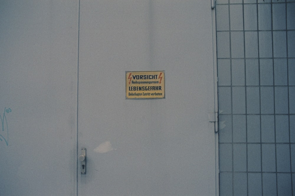 una porta con un cartello sul lato