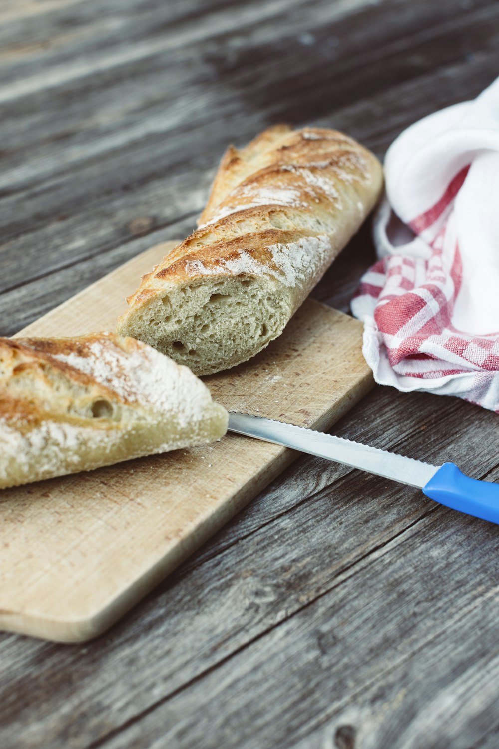 ein Laib Brot, der auf einem Schneidebrett sitzt