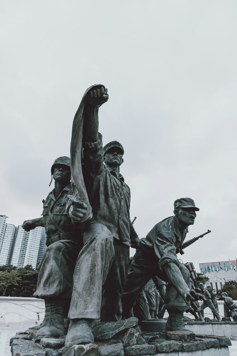 총을 든 남자 무리의 동상