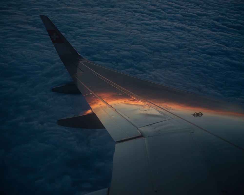a asa de um avião voando acima das nuvens