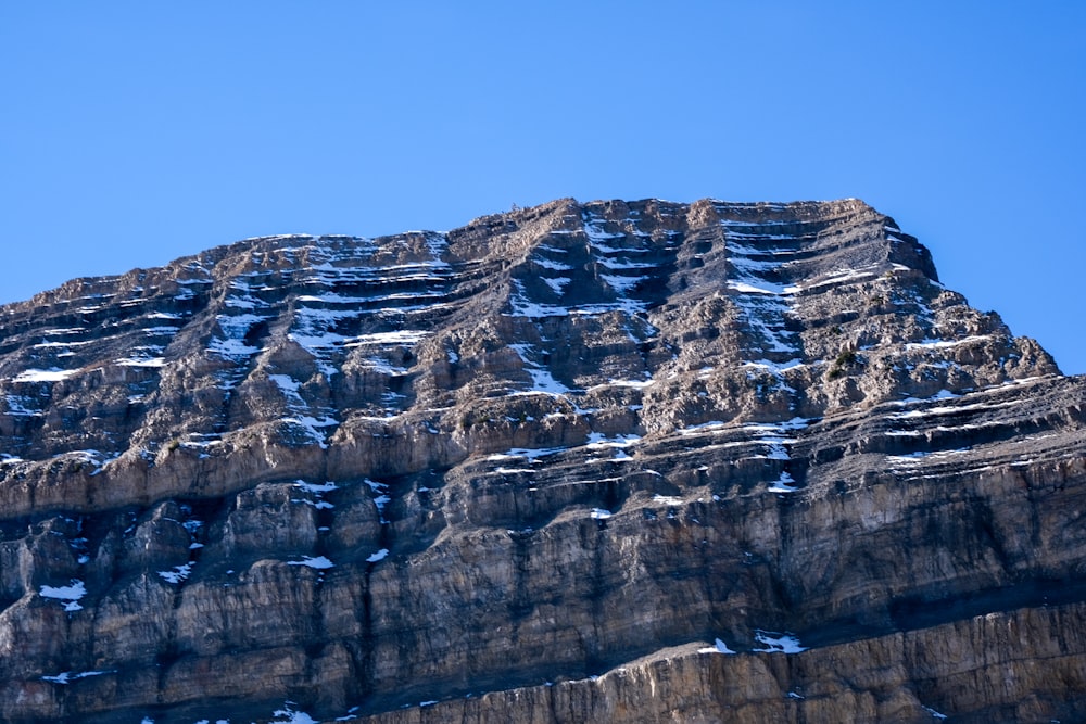 Ein sehr hoher, schneebedeckter Berg unter blauem Himmel