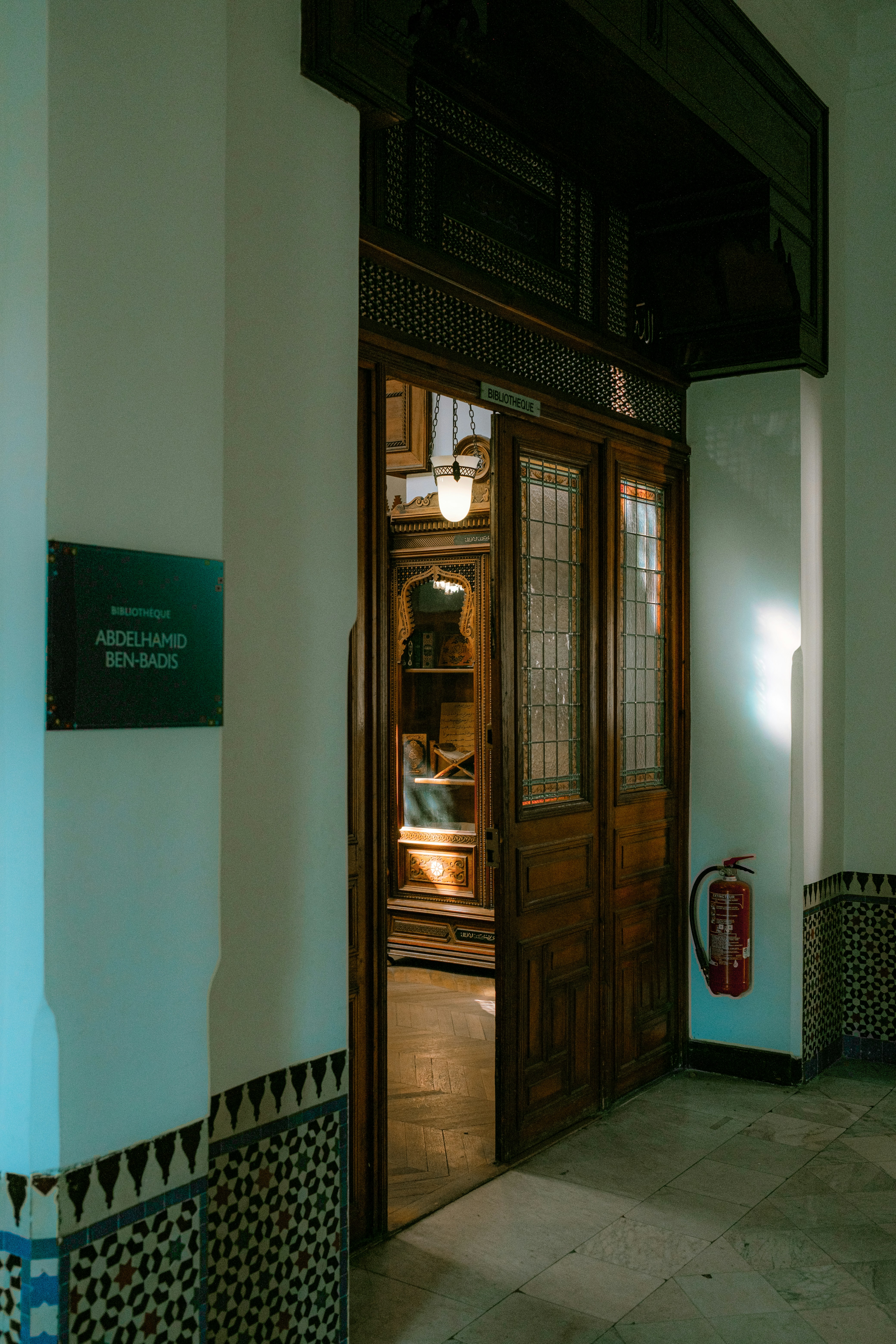 victorian wallpaper office, wallpaper, Victorian Home Office: Space-Saving Ideas 5