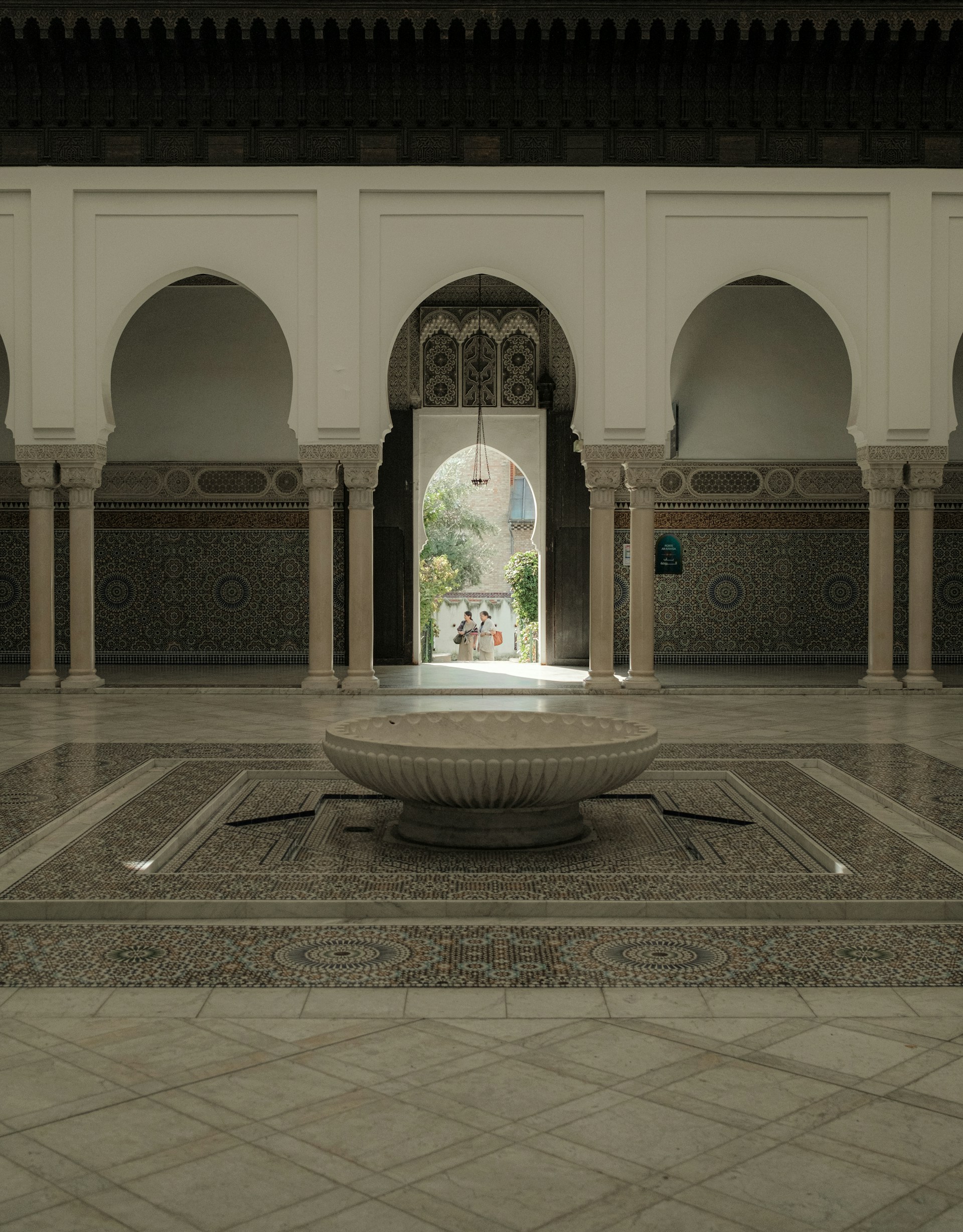 gray computer monitor