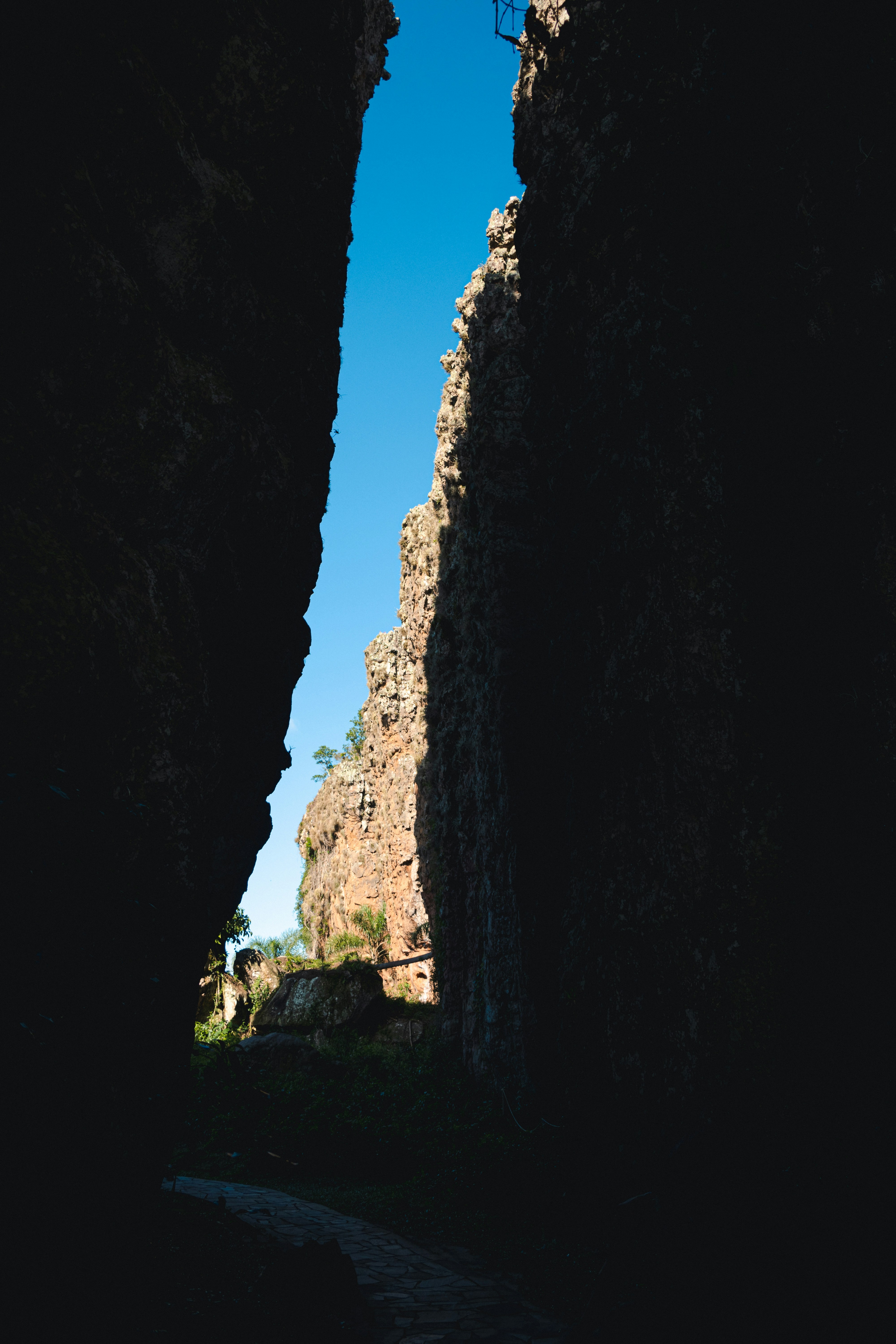 峡谷のトンネルを歩く人の写真 Unsplashの無料パルケ ヴィラ ヴェーリャ ヴィラ ヴェーリャ写真