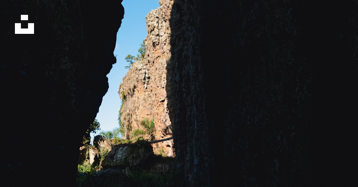 峡谷のトンネルを歩く人の写真 Unsplashの無料パルケ ヴィラ ヴェーリャ ヴィラ ヴェーリャ写真