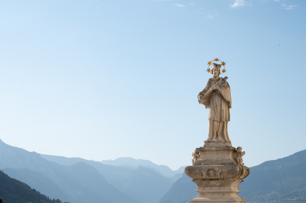 una statua di una donna con una corona in cima