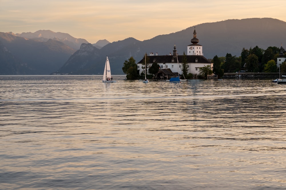 ein See mit einem Segelboot in der Mitte