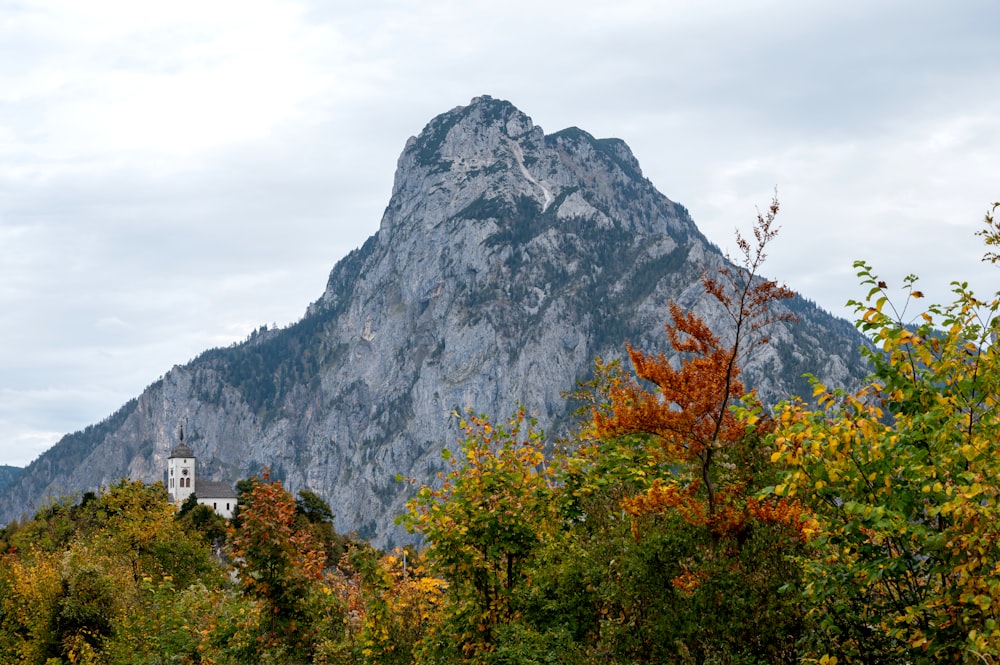 un'alta montagna con una chiesa in cima