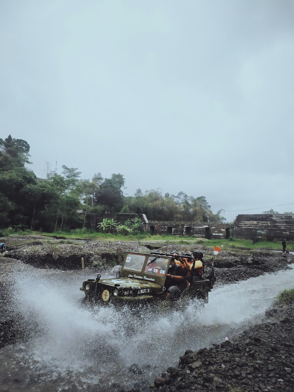 Una jeep che attraversa un fiume pieno d'acqua