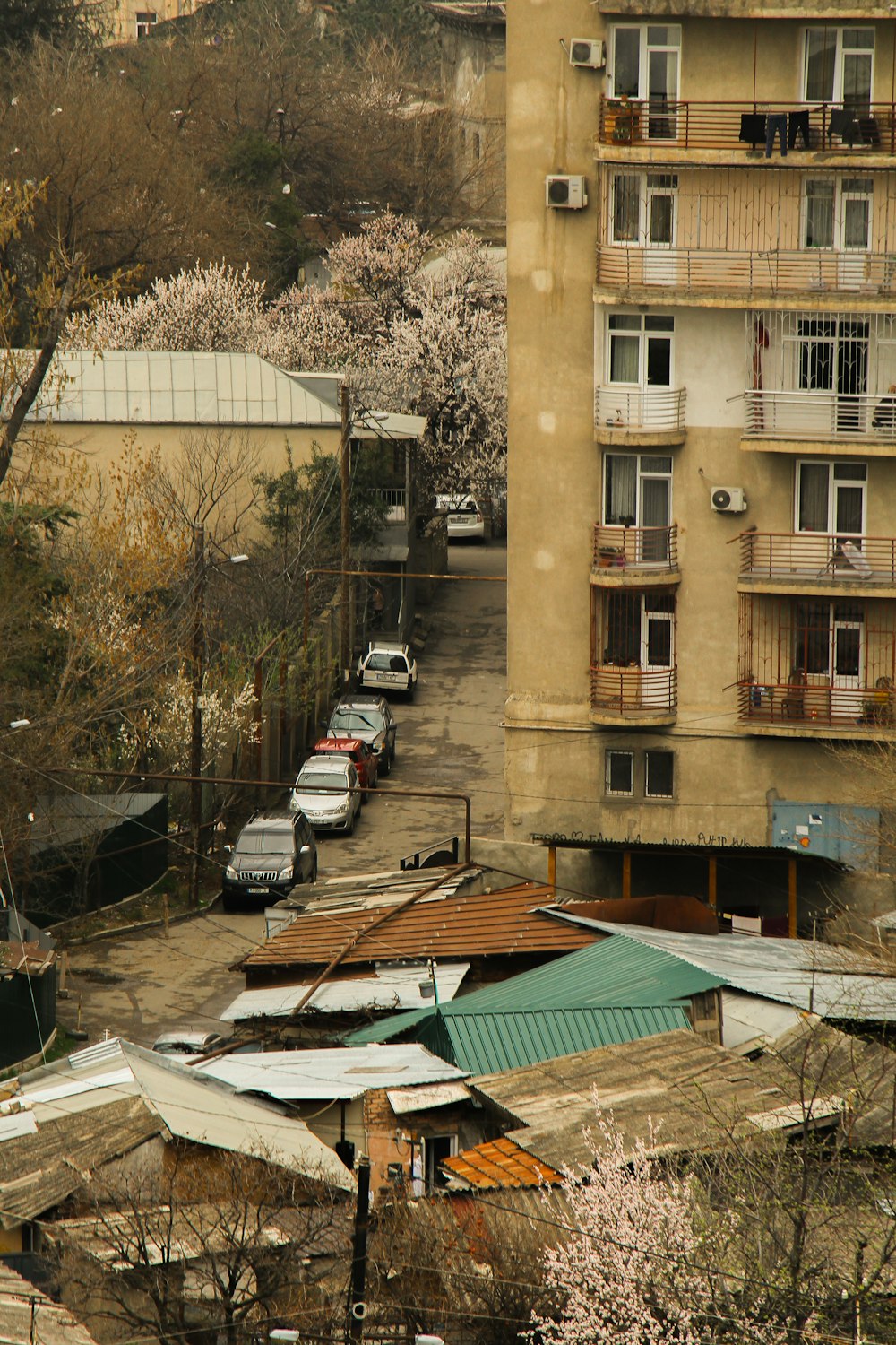 a group of cars parked in front of a tall building