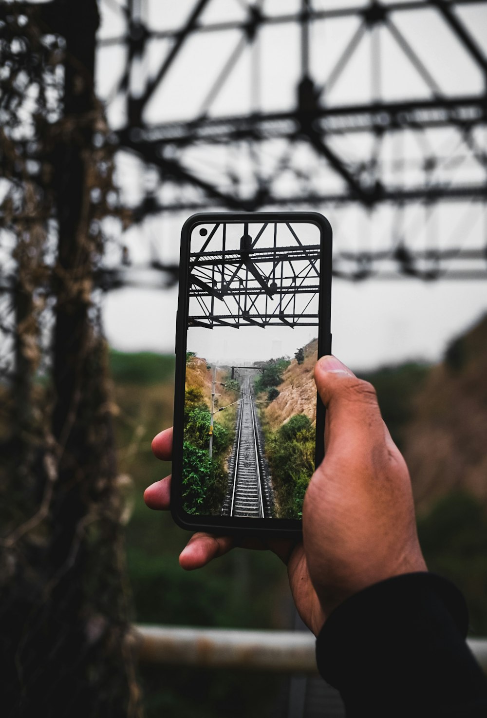 una persona che scatta una foto di un binario ferroviario