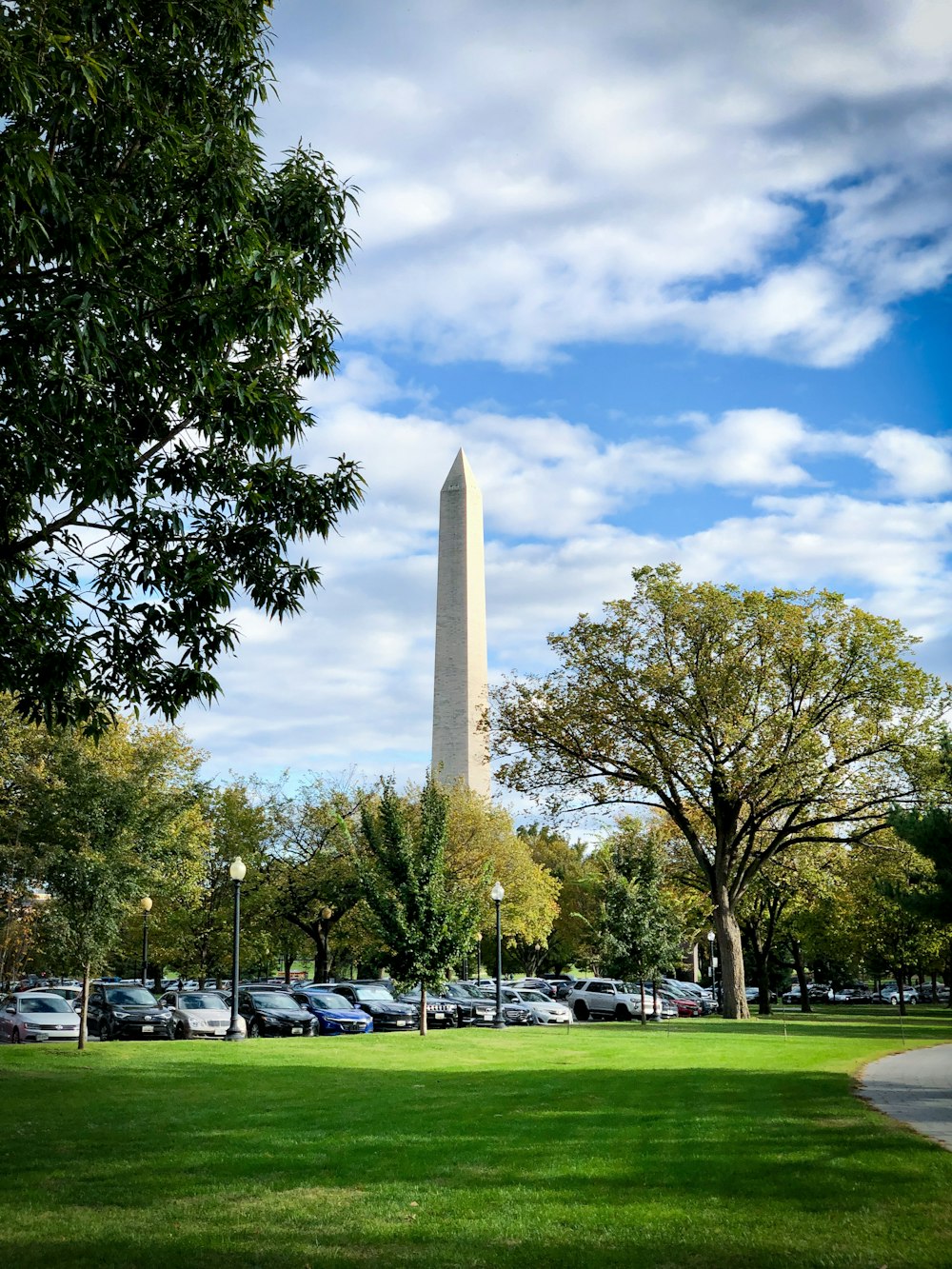 a view of the washington monument from a park