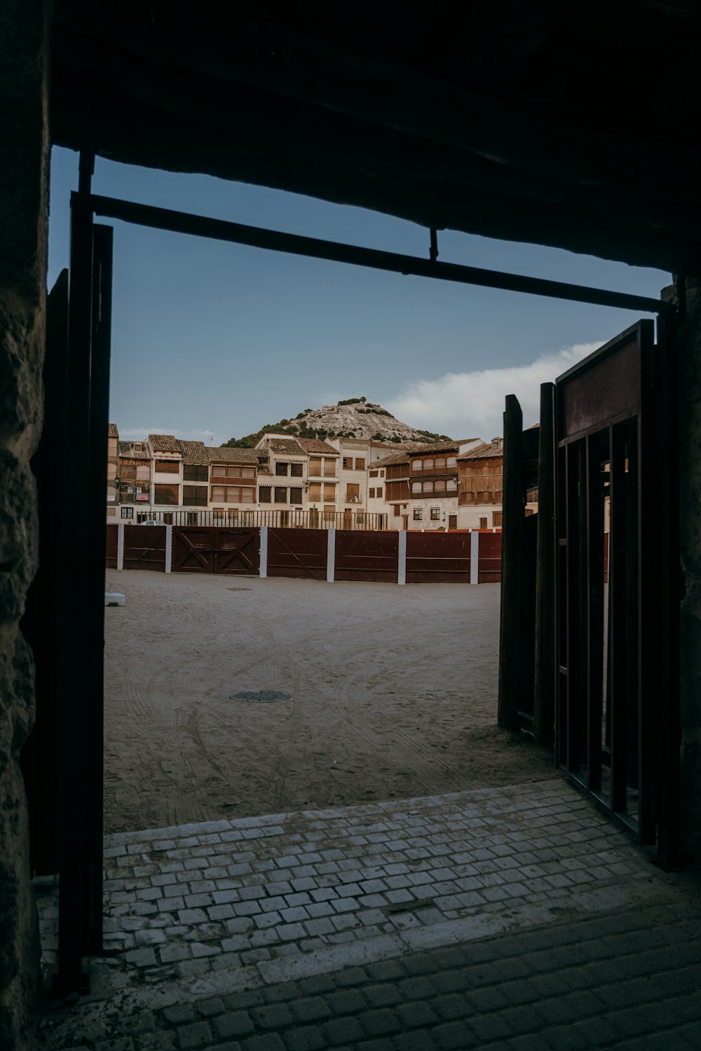 une porte ouverte menant à un grand bâtiment