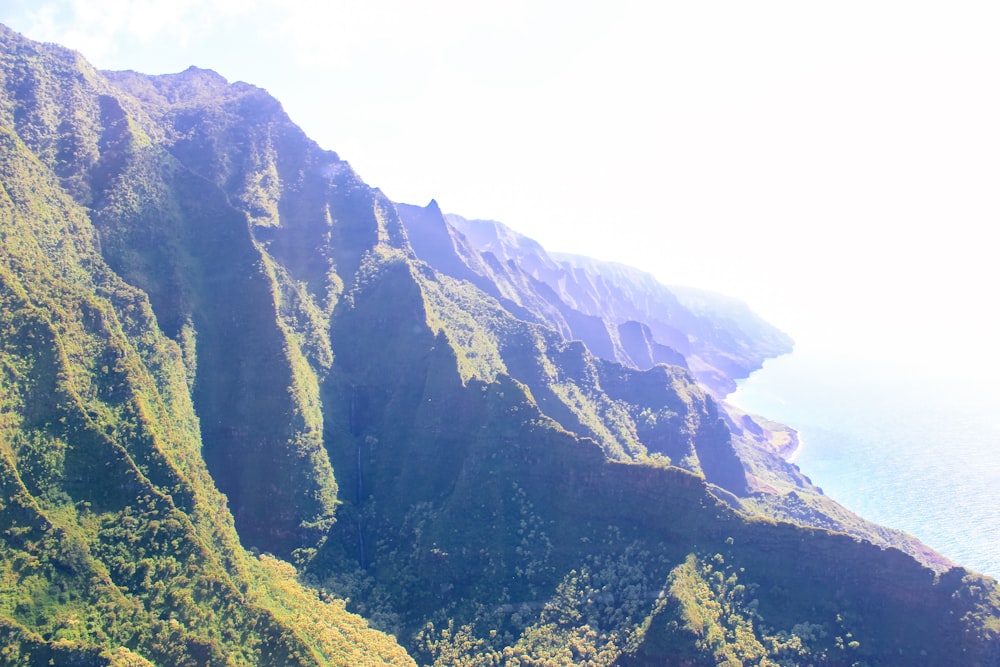 una vista panorámica de una montaña con un cuerpo de agua al fondo