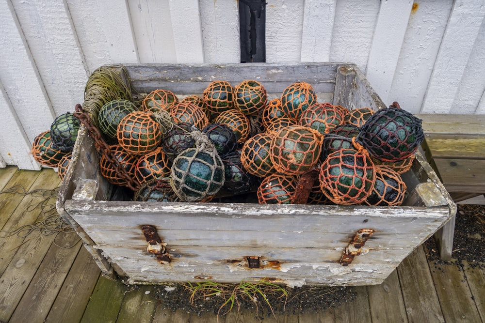 uma caixa de madeira cheia de muitas redes de pesca