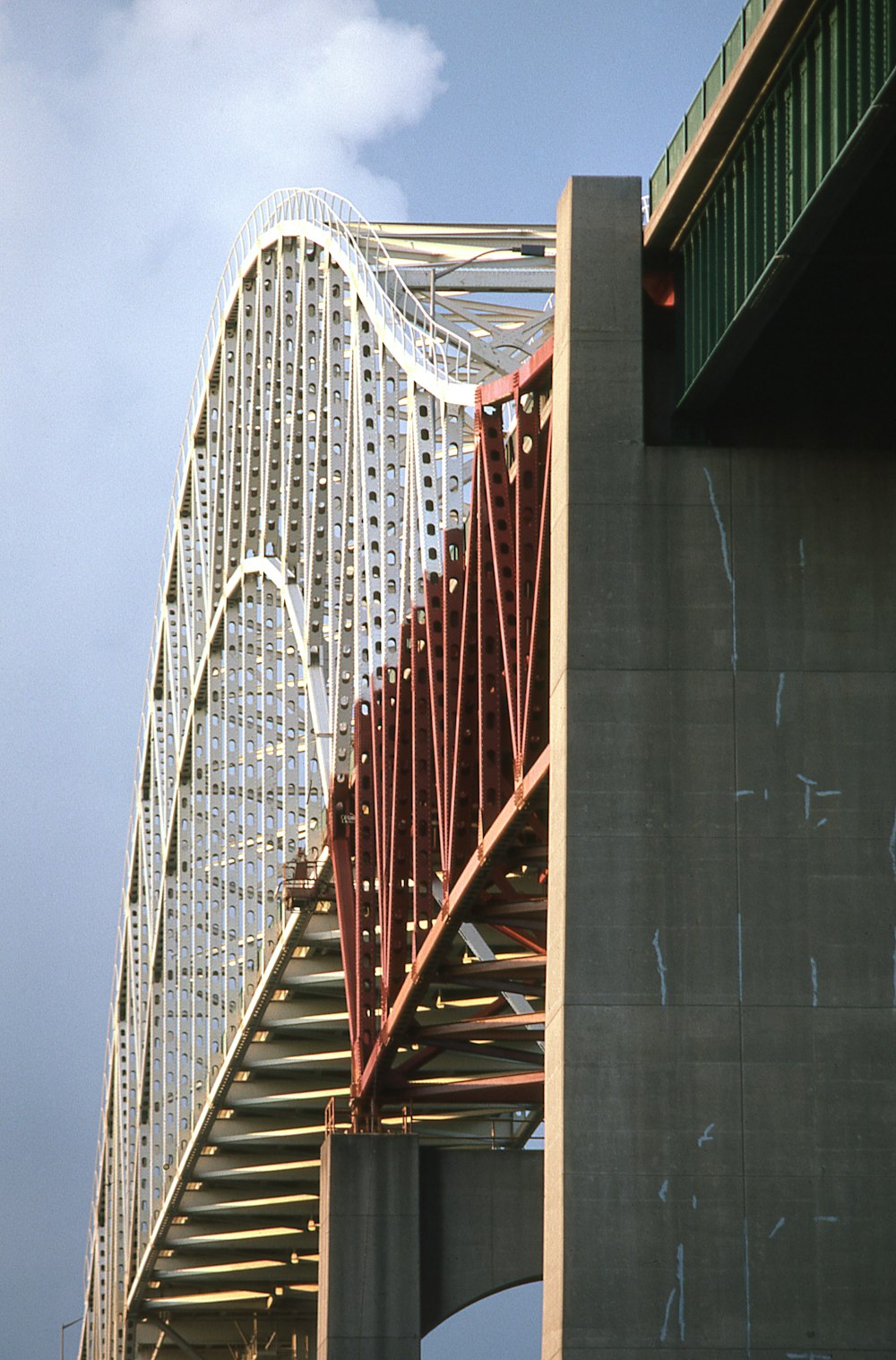 高い橋の上に金属構造物が乗っている