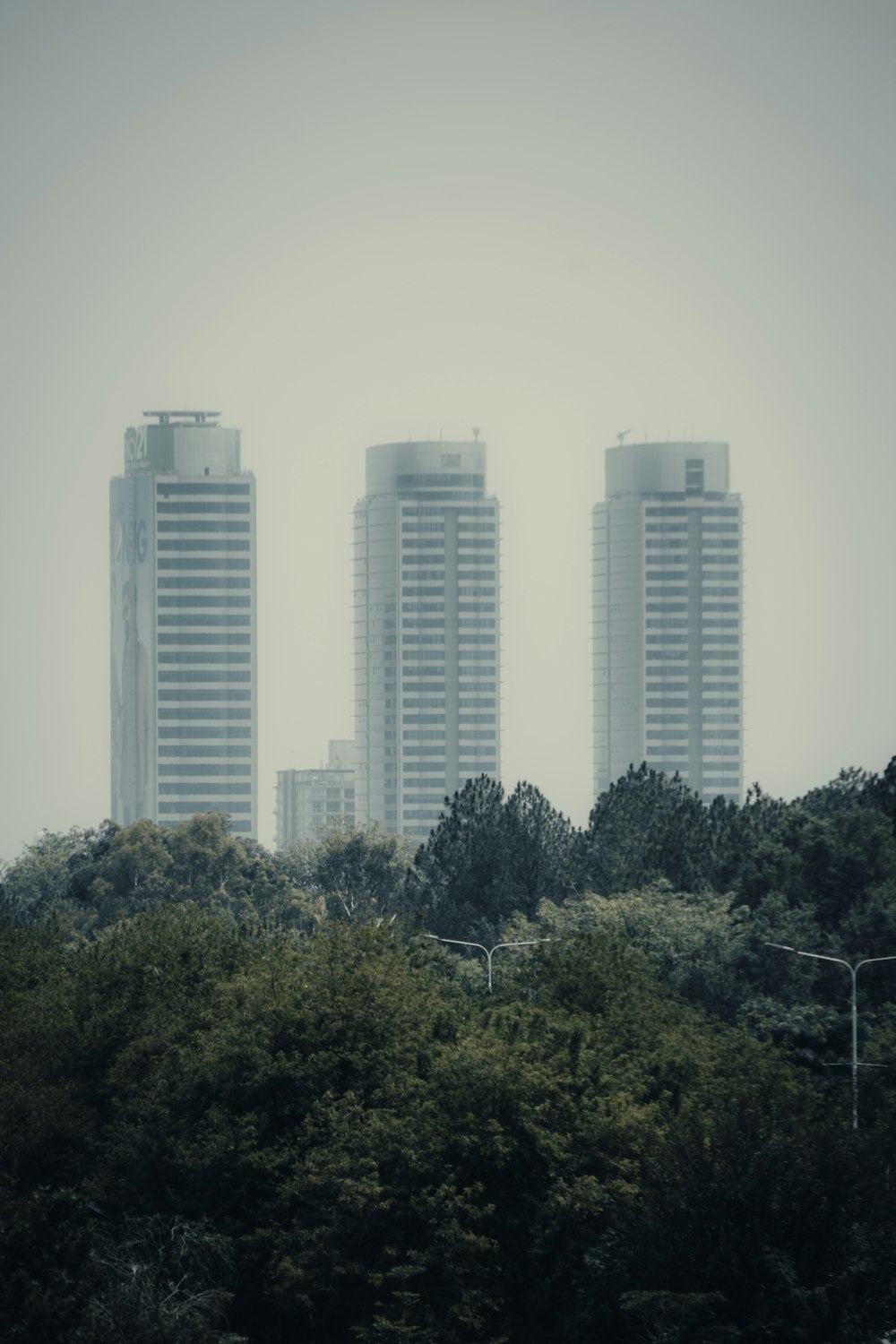 Una vista de una ciudad con edificios altos al fondo