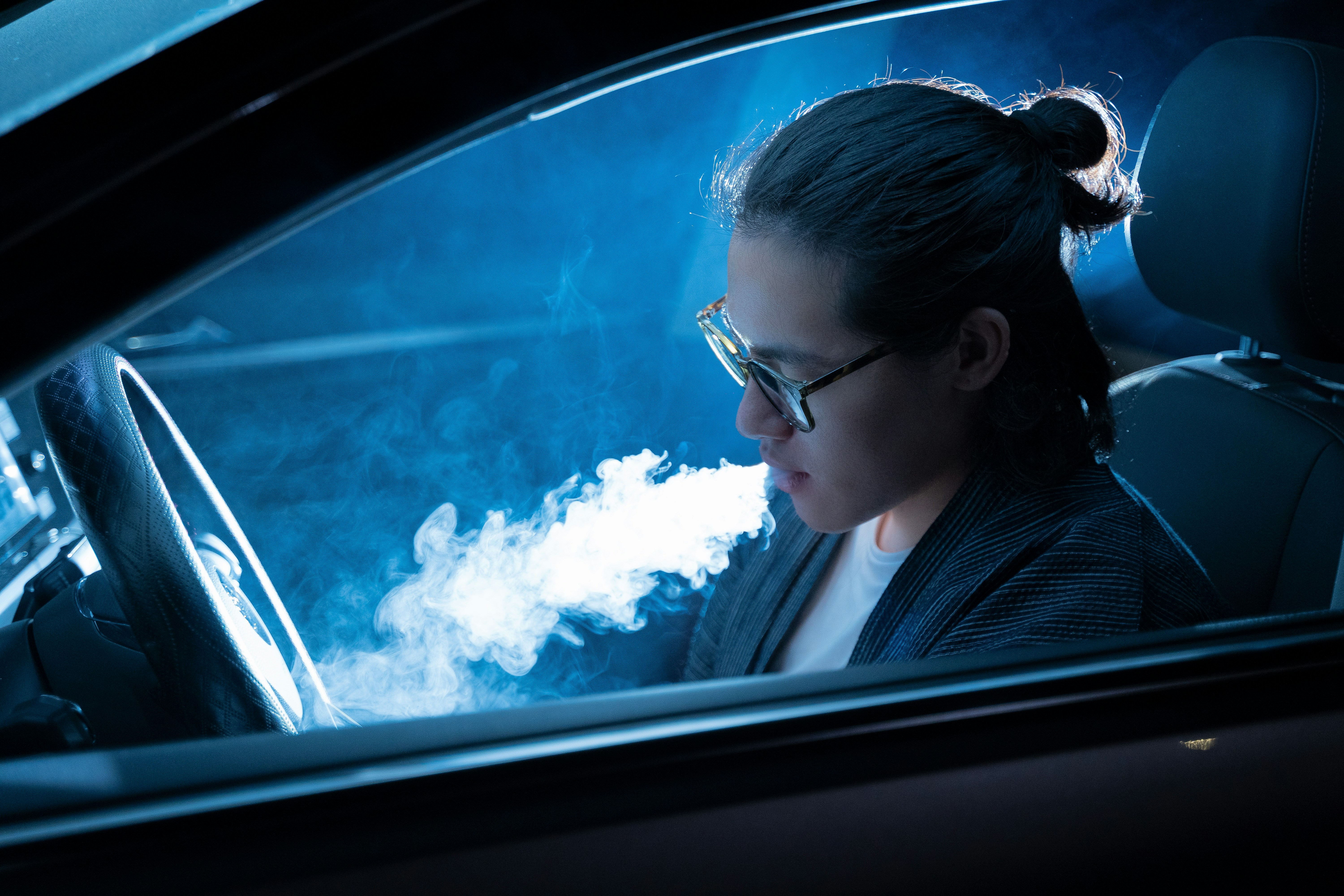 elfbar elfa master akku E-Zigarette mit Display: Wie das Vapen zum Handyverstoß am Steuer wird