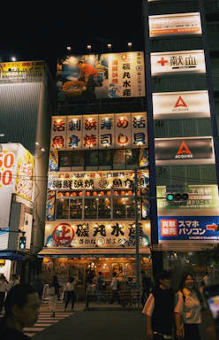 A vibrant neon-lit Tokyo street scene at night, reflecting the energy of Japones.