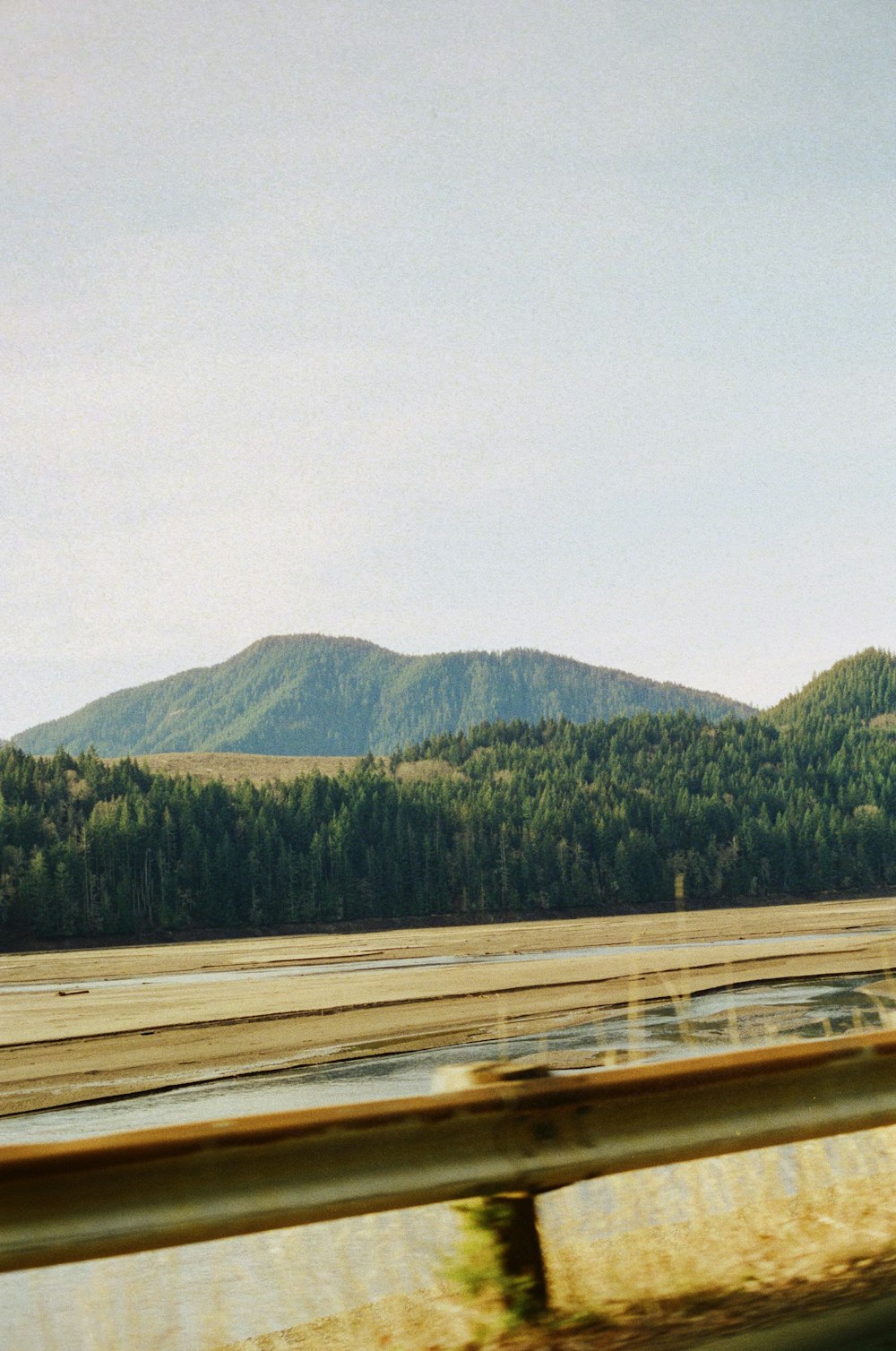 Una vista de una cadena montañosa desde un vehículo en movimiento