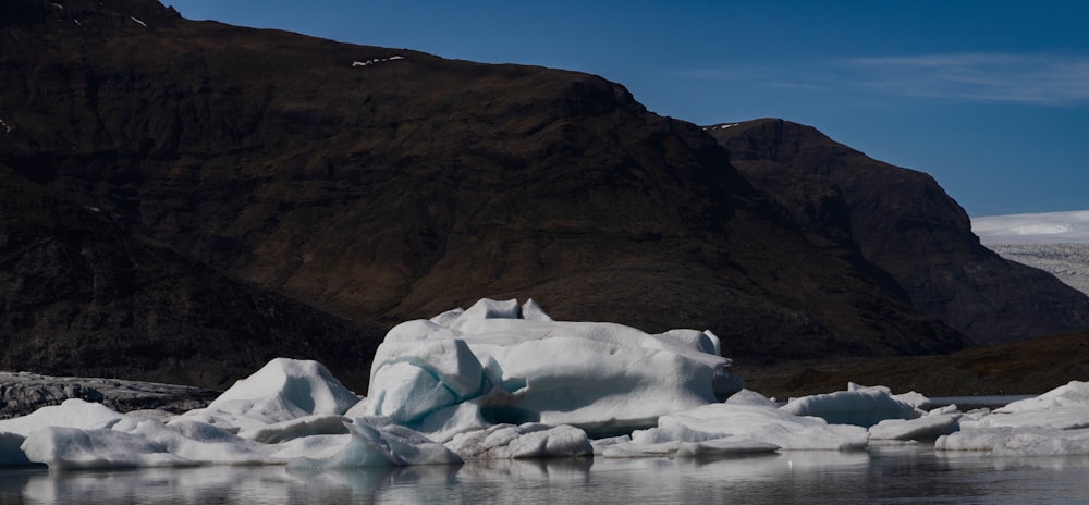 Un grupo de icebergs flotando sobre un cuerpo de agua