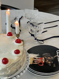 Elegant catering table set with delicate white and black decor for a refined celebration.