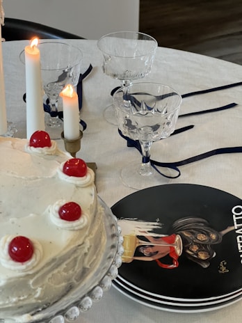 A beautifully decorated table with a classic 15 anos cake surrounded by glowing candles and flowers.