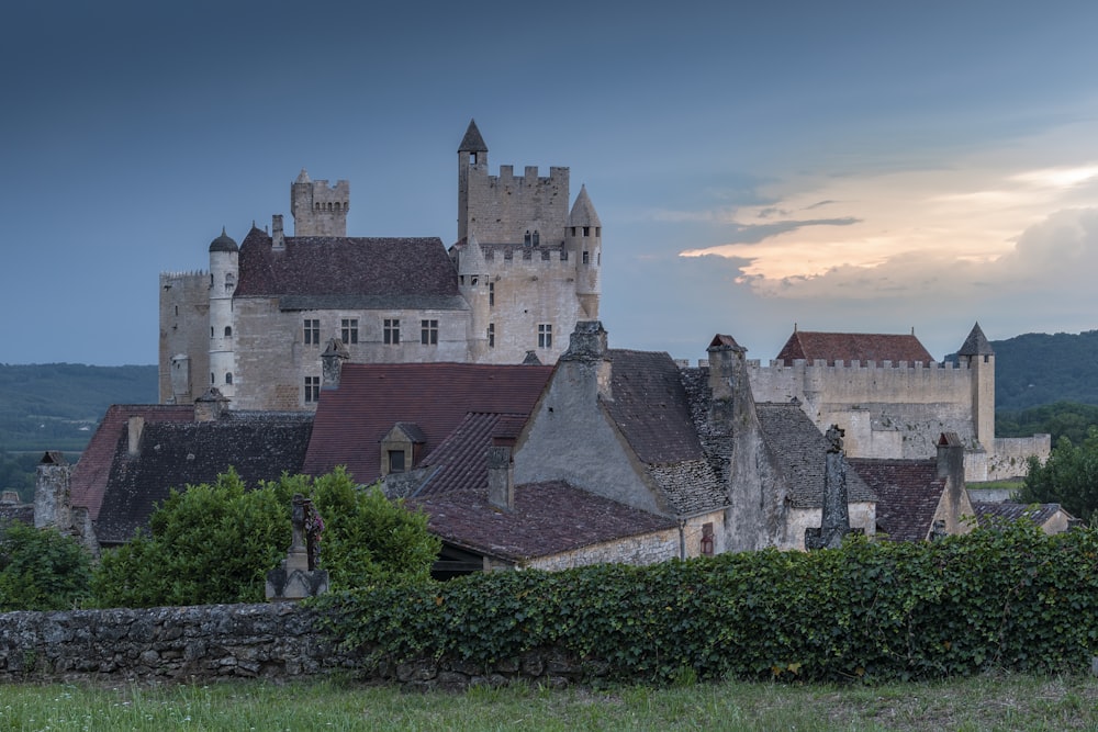 un castello con una torre dell'orologio in cima