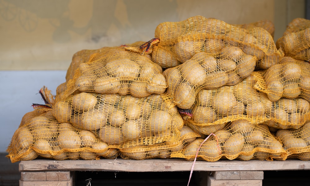 a pile of potatoes sitting on top of a wooden pallet